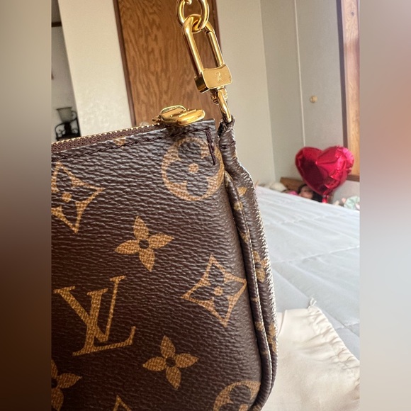 Louis Vuitton Small Pochette - Picture 10 of 17